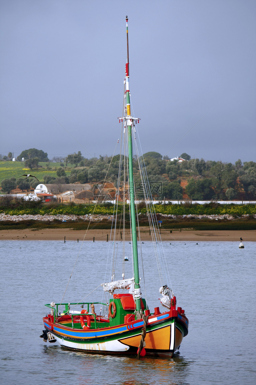 传统捕鱼船房屋钓鱼树木运输港口航行桅杆图片