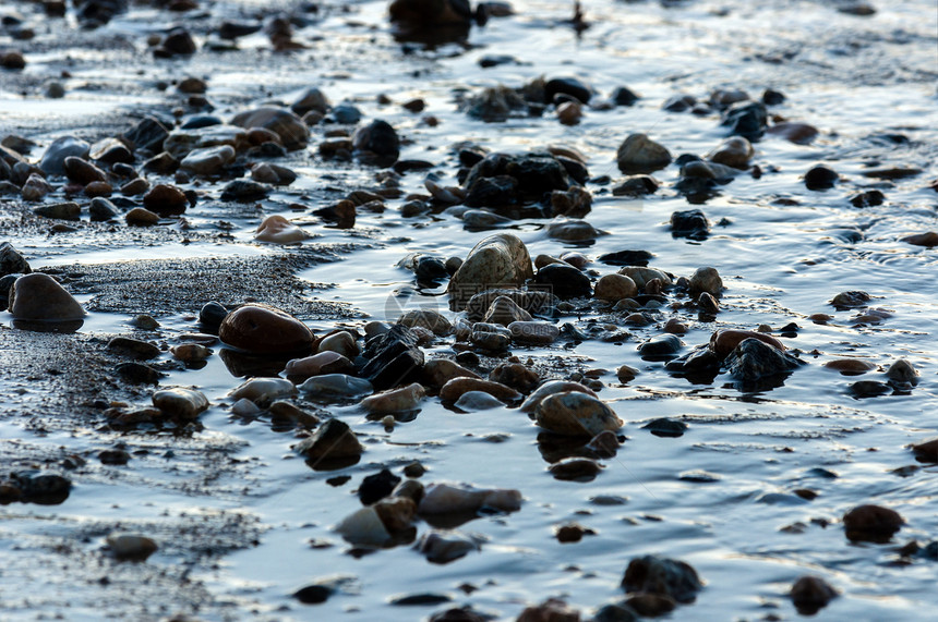 岸边的滑动石块卵石地平线圆形假期支撑海岸岩石石头季节日落图片