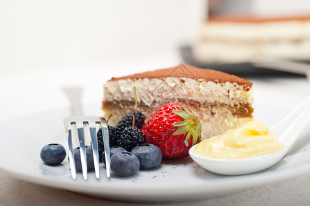 甜点加浆果和奶油美食巧克力咖啡小吃蛋糕图层糕点水果粉末盘子背景图片