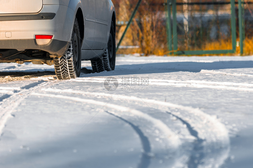 公路上的轮胎轨道运输车辆季节街道警告状况危险痕迹天气蓝色图片