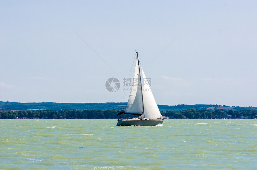 在水上航行的船旅游海洋黄色帆船阳光晴天运输旅行奢华游艇图片