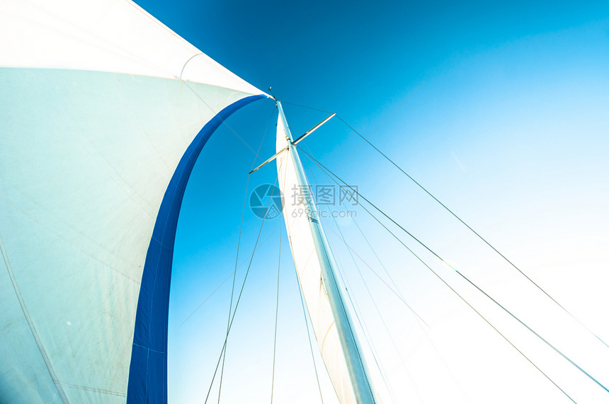 帆船航行晴天闲暇太阳速度纤维旅游自由血管航程蓝色图片