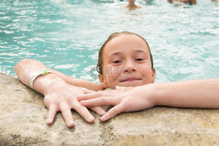 游泳池里的女孩游泳微笑乐园童年公园水池女性乐趣孩子图片