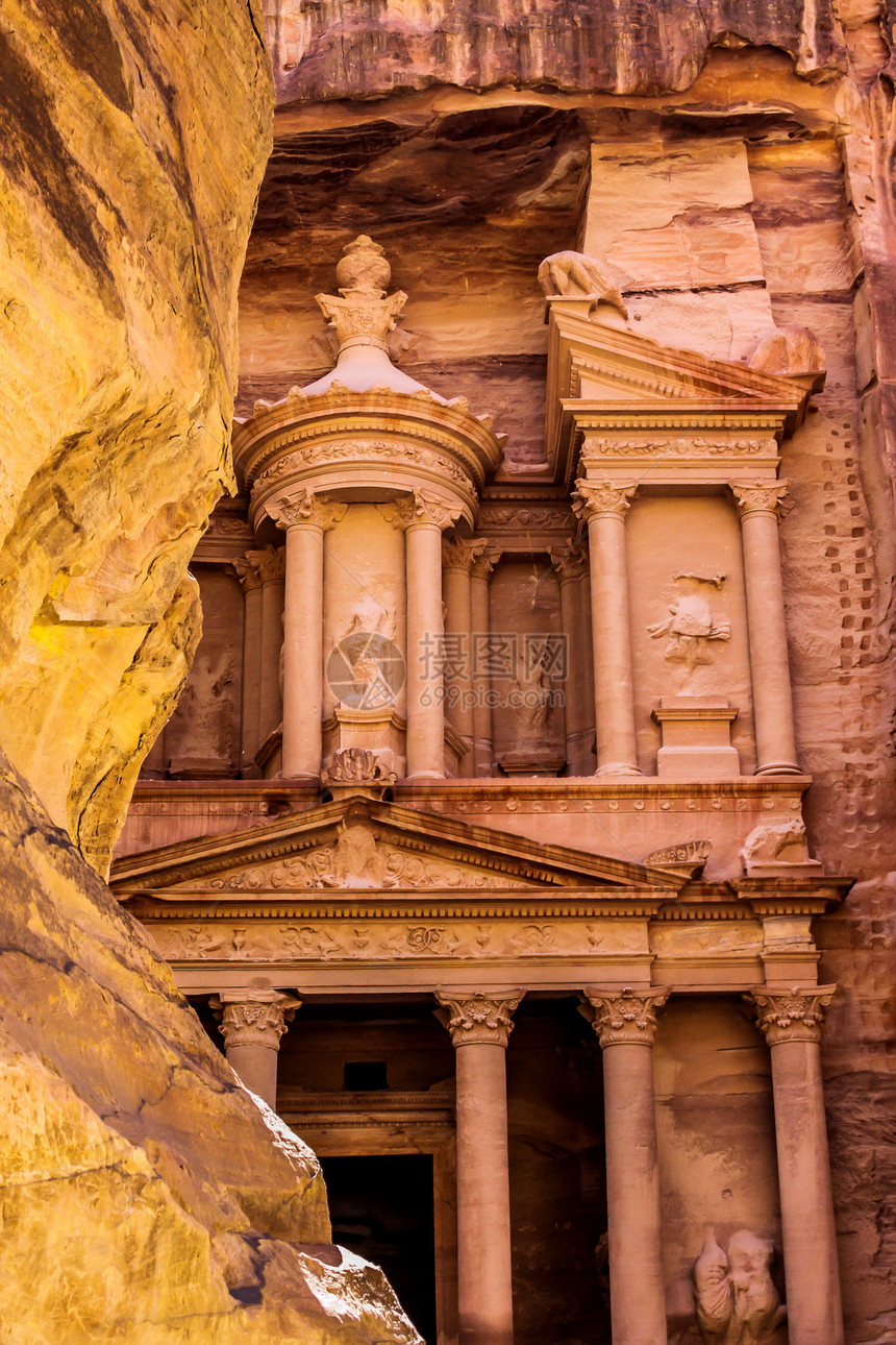 Al Khazneh或约旦佩特拉财政部雕刻历史柱子岩石沙漠考古学游客古物建筑建筑学图片