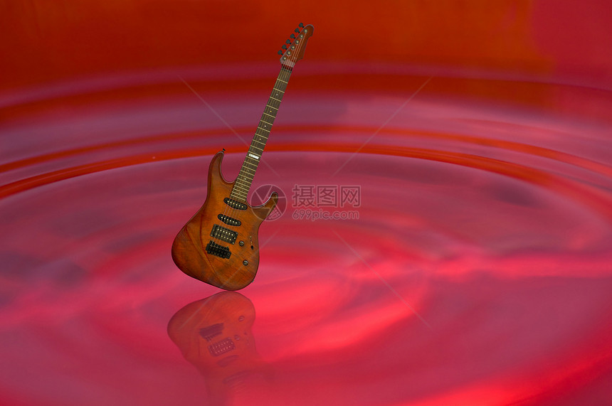 红水上的吉他图片