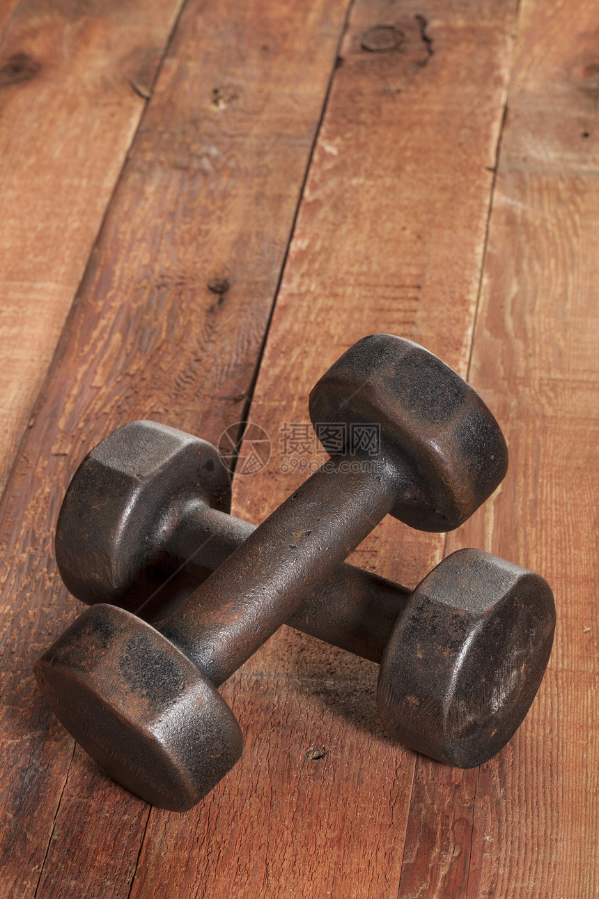 古老的铁哑铃红色重量木头风化怀旧锻炼健身房图片
