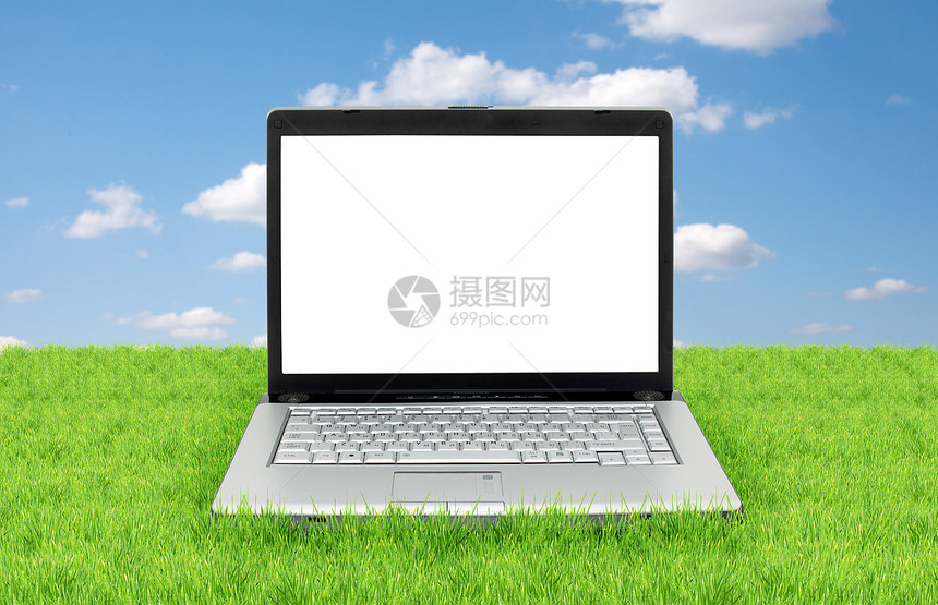 开放式笔记本电脑生长键盘天空钥匙技术展示草地植物小路草皮图片