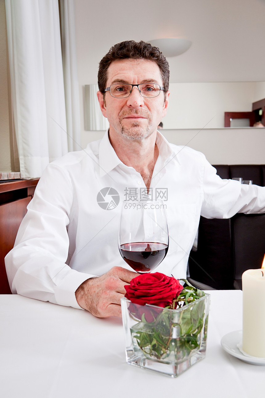 一对夫妇在餐厅喝红酒庆典男人瓶子女士饮料菜单微笑男性食物生活图片