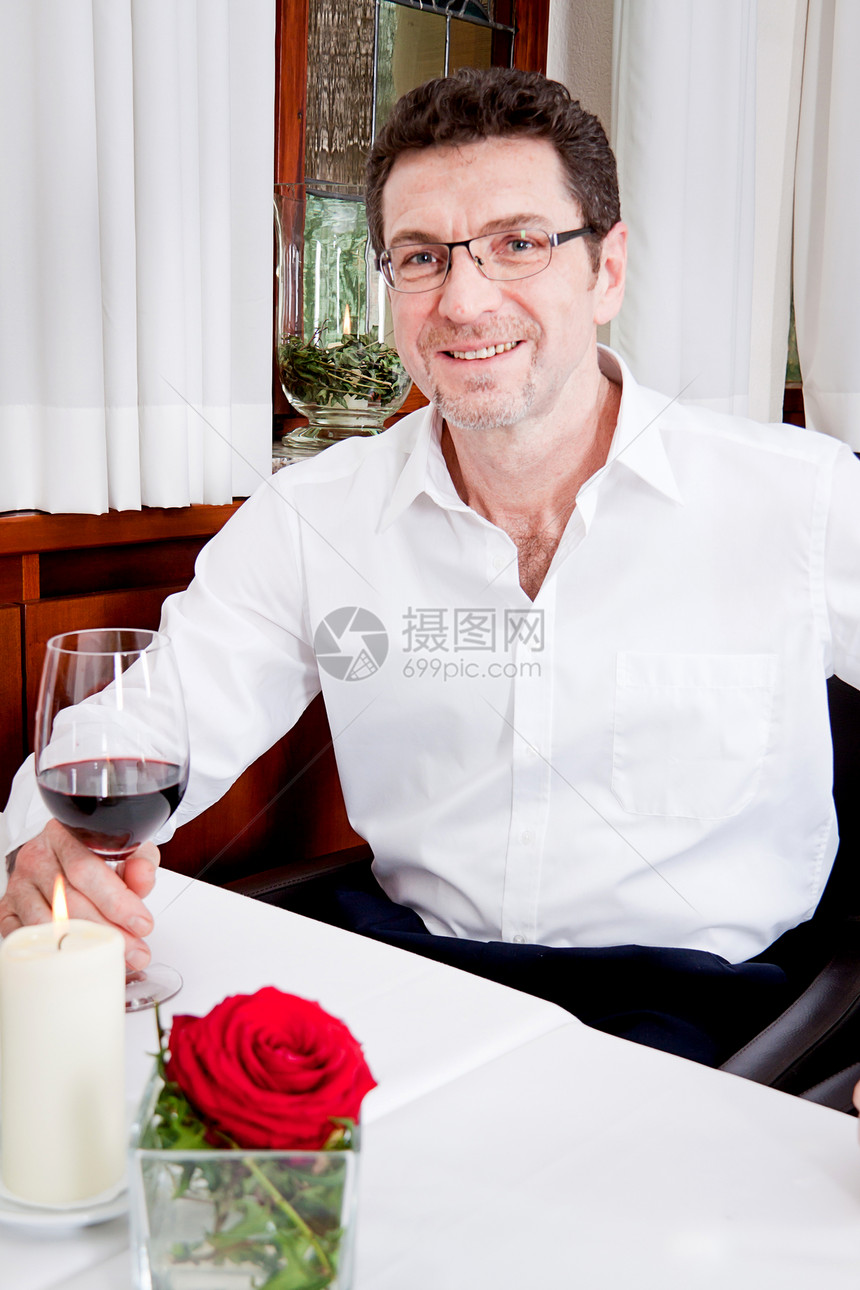 一对夫妇在餐厅喝红酒庆典女士情侣微笑瓶子男人玻璃生活美食女性图片