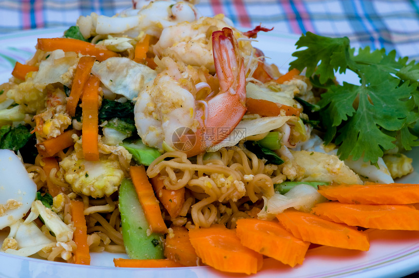 泰国面条炒虾鱼海鲜食物盘子蔬菜芹菜午餐美食烹饪乌贼图片