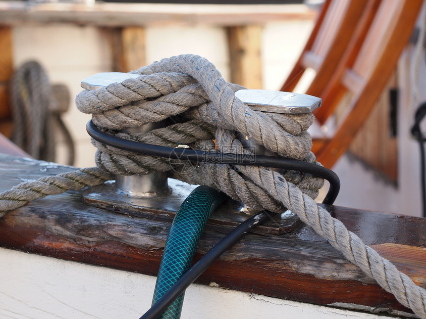 绳索风帆航行图片