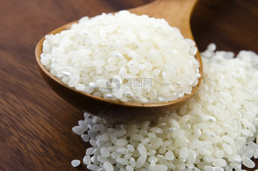 厨房桌上用木勺子制成的米饭麻布节食烹饪宏观饮食美食种子谷物质量营养图片