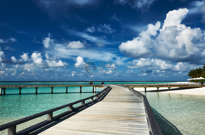美丽的海滩和码头假期海岸线海景蓝色热带天空旅行风景平台海洋图片