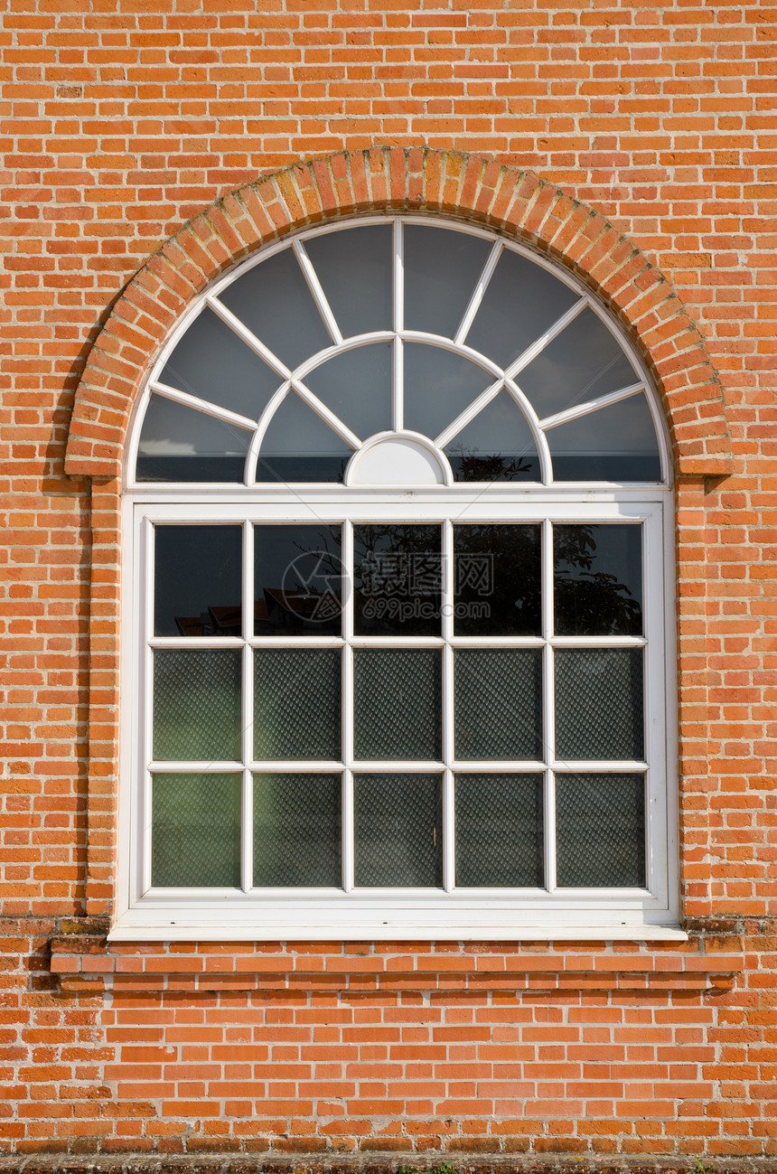 白漆白的木头拱形窗口房子红色棕色建筑玻璃白色反射建筑学窗户图片