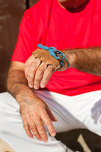 Pelota 播放器玩家男人男性运动员游戏传统运动水平皮革手工手套背景图片