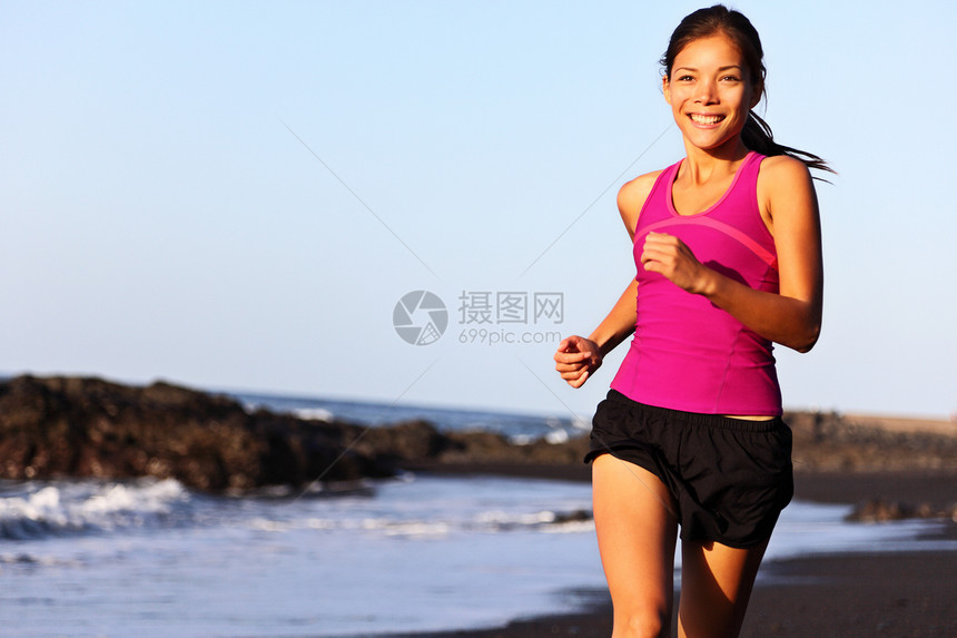 跑在沙滩上短跑跑步慢跑慢跑者耐力女性女孩运动员运动训练图片