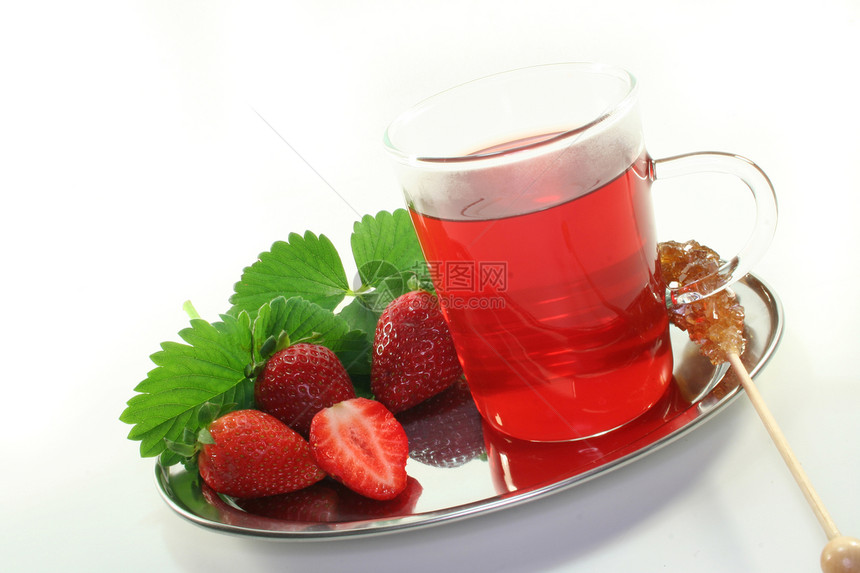 草莓茶饮料红色草本植物白色杯子浆果水果茶杯玻璃树叶图片