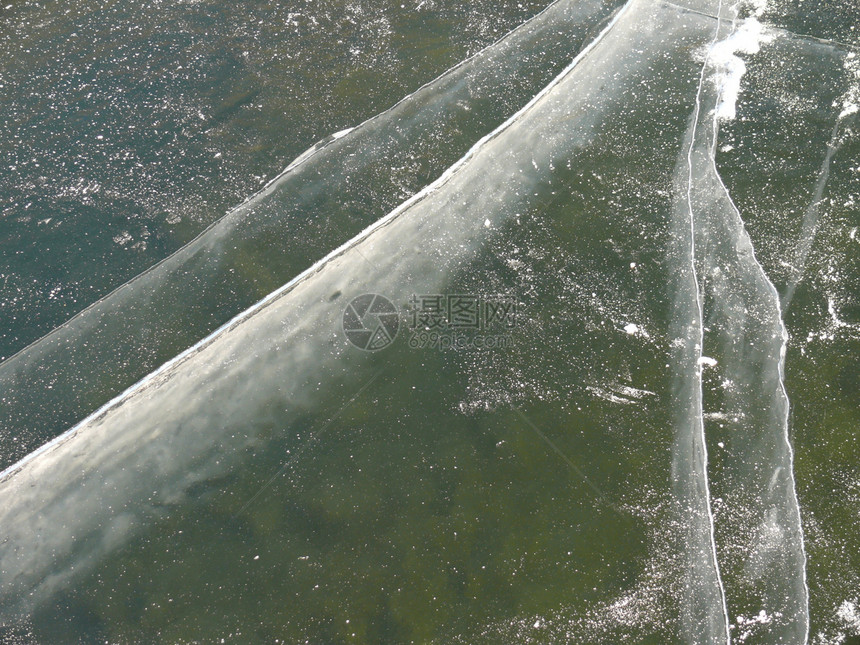 湖中裂冰冰衰变环境裂缝白色棕色宏观图片