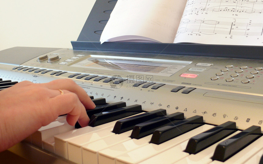 手持钢琴键盘学习音乐会爱好钢琴家女士合成器韵律音乐乐器娱乐图片