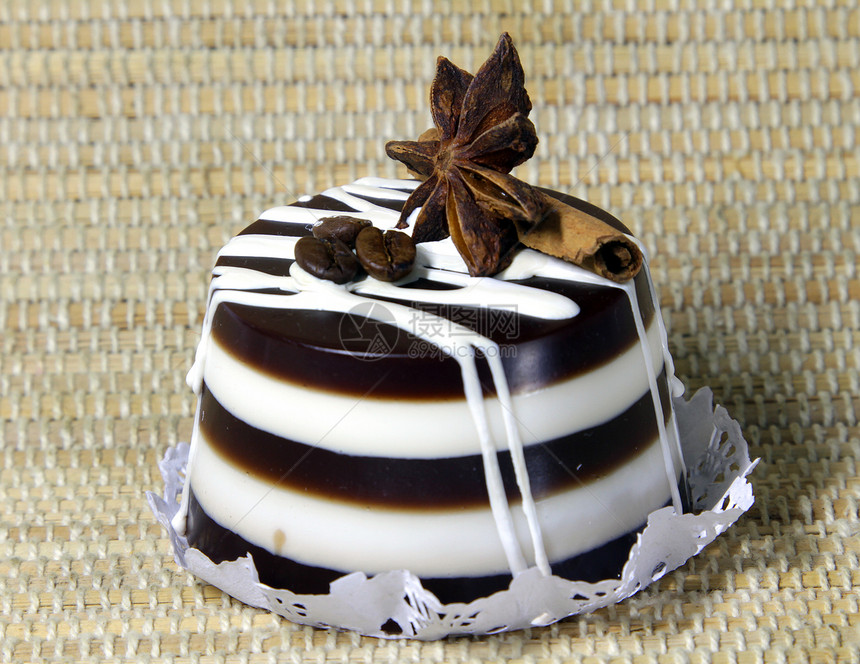 天然手工制作的肥皂巧克力蛋糕图片
