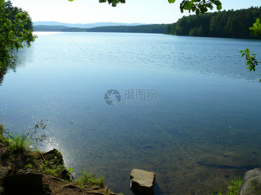 Chelyabinsk地区Turgoyak湖木头池塘太阳植物爬坡国家旅行森林蓝色天空图片