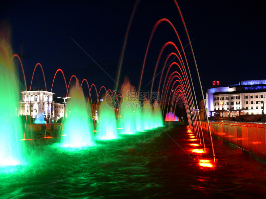 喀山的颜色不喷泉 夜色视图展示自来水厂城市反射建筑学地标图片