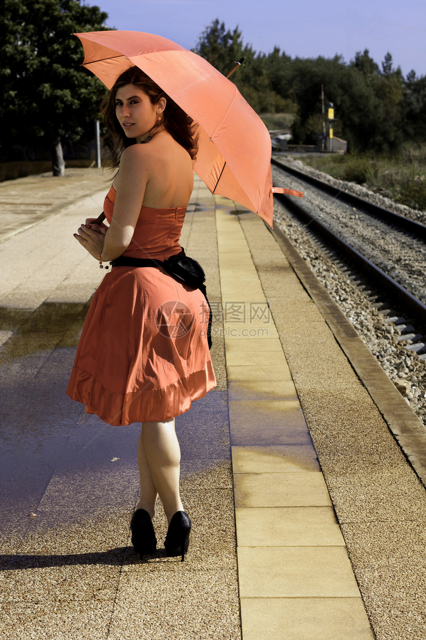 带雨伞的美女车站红色铁路水池曲目火车美丽女孩裙子女性图片