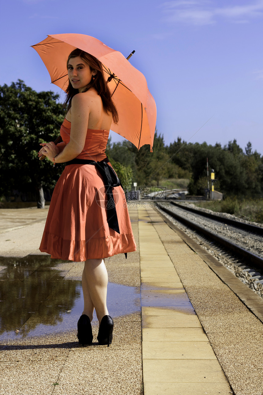 带雨伞的美女铁路火车女性美丽曲目女孩晴天平台旅行水池图片