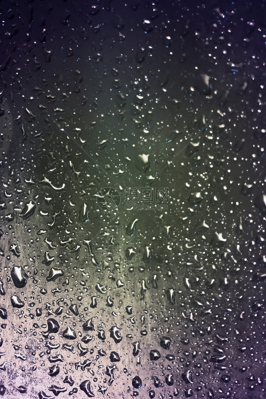 降雨时的水滴图片