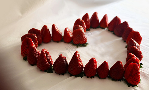 草莓露出的心背景图片