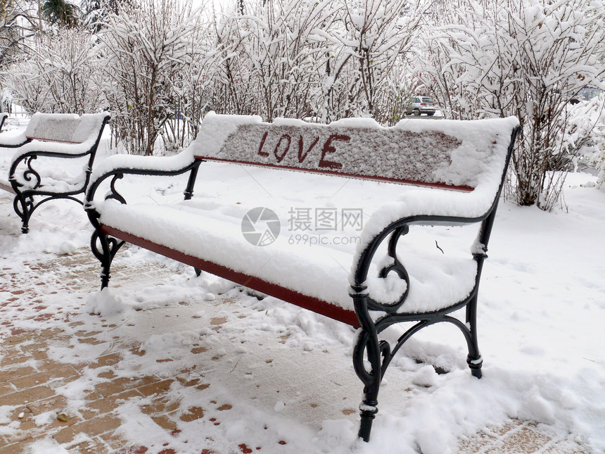 保加利亚索非亚的爱与雪天气花园长椅冻结家具公园座位场景孤独金属图片