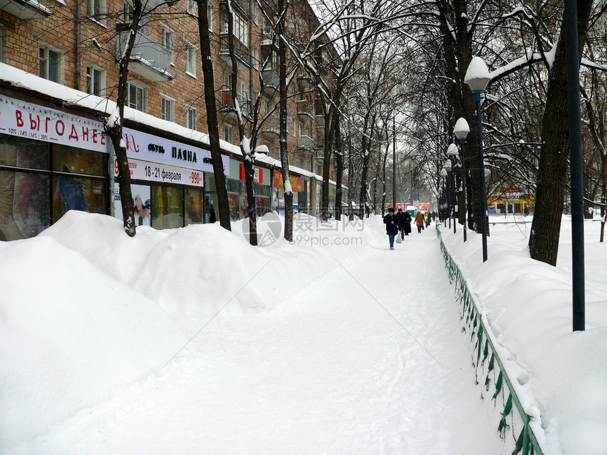 莫斯科下雪后在街上滑雪城市首都季节白色街道雪堆风暴天气降雪景观图片