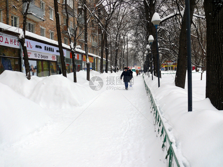 莫斯科下雪后在街上滑雪降雪街道风暴白色雪堆城市季节景观天气首都图片