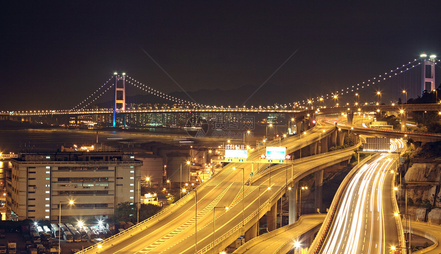 香港高速公路桥的夜景 在香港运输速度曲线辉光交通蓝色建筑射线城市汽车图片