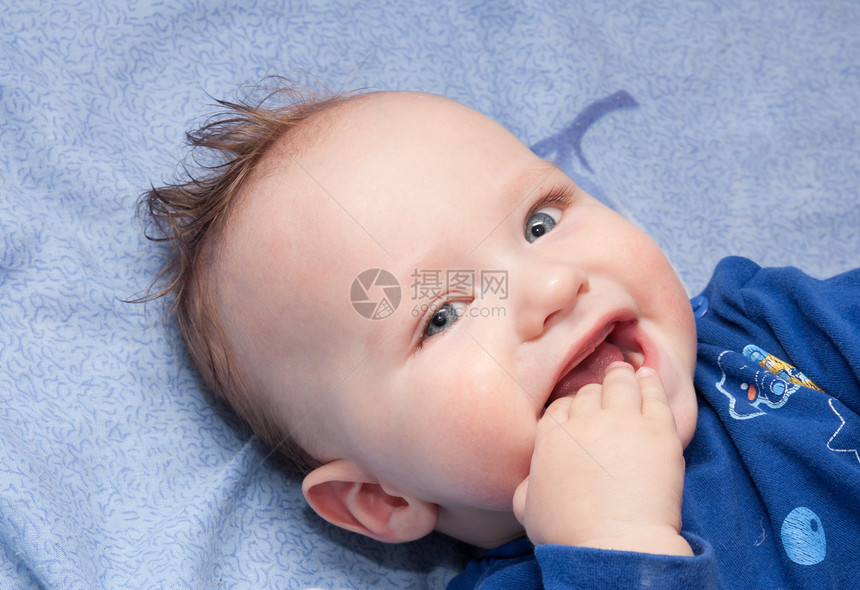 微笑的婴儿男生笑脸男性儿童快乐童年幸福蓝色毛巾孩子图片