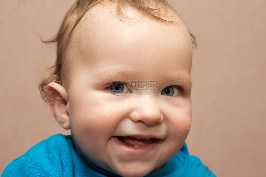男婴的肖像微笑儿童餐巾白色牙科牙齿皮肤尿布金发喜悦图片
