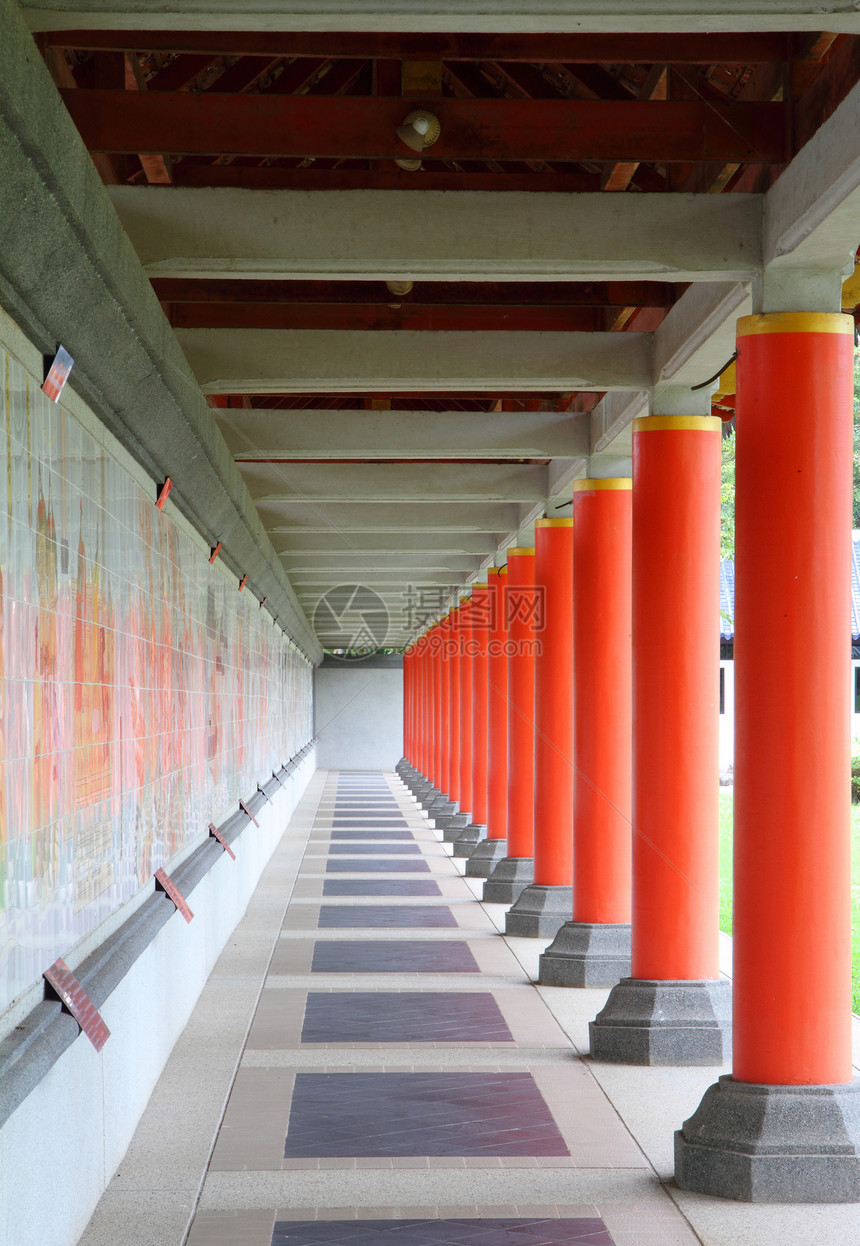 中国寺庙长走廊的垂直弹射点图片