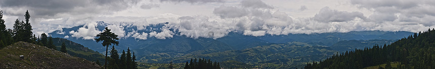 喀尔巴阡山脉的全景背景 美丽的山区和土地岩石天空公园天气阳光环境旅行荒野国家顶峰图片