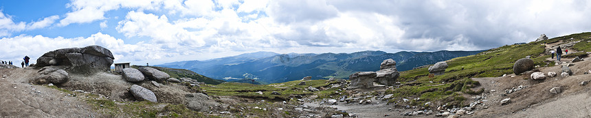 喀尔巴阡山脉的全景背景 美丽的山区和土地风景阳光场景岩石旅游顶峰旅行环境公园地平线图片