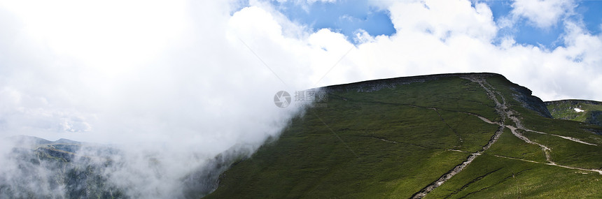 喀尔巴阡山脉的全景背景 美丽的山区和土地远足场景爬坡森林荒野地平线旅游天气木头环境图片