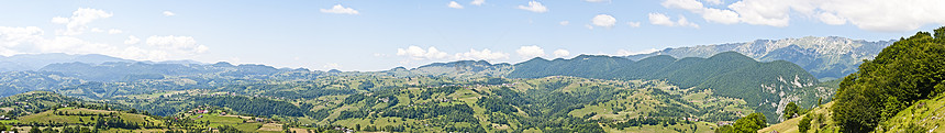 喀尔巴阡山脉的全景背景 美丽的山区和土地木头荒野场景季节阳光旅行天空公园环境爬坡图片