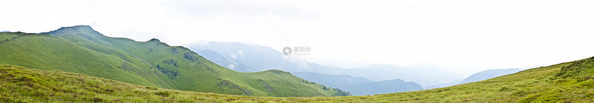 喀尔巴阡山脉的全景背景 美丽的山区和土地旅行岩石国家场景森林场地季节旅游公园地平线图片