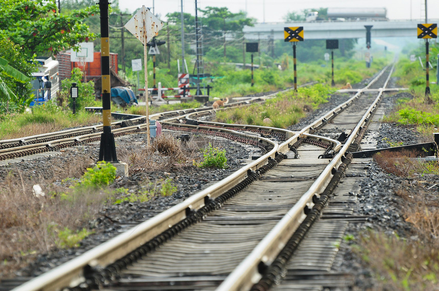 铁路穿越困惑通道平台火车路口轨枕节点财富车站图片