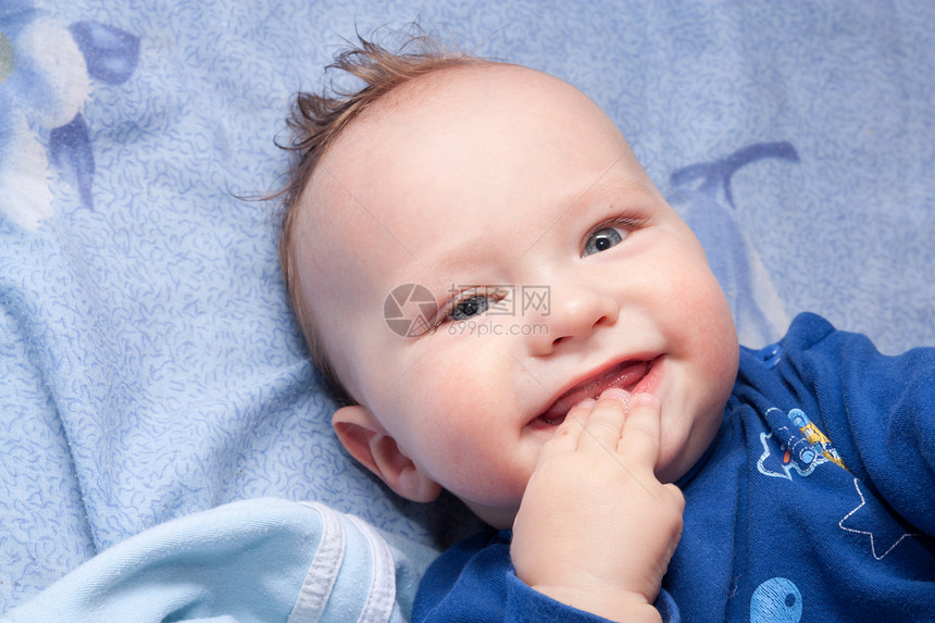 可爱笑笑小男孩的近视肖像童年眼睛笑脸婴儿蓝色男生微笑快乐喜悦乐趣图片