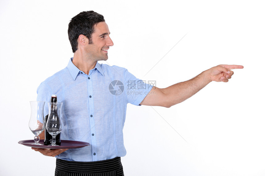 带托盘的服务员男人衣服围裙瓶子衬衫客户蓝色玻璃餐厅职业图片