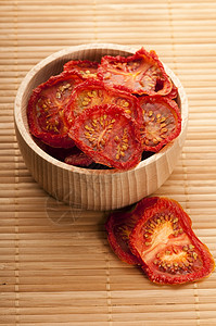意大利日晒干西红番茄美食蔬菜种子水平脱水框架红色背景图片