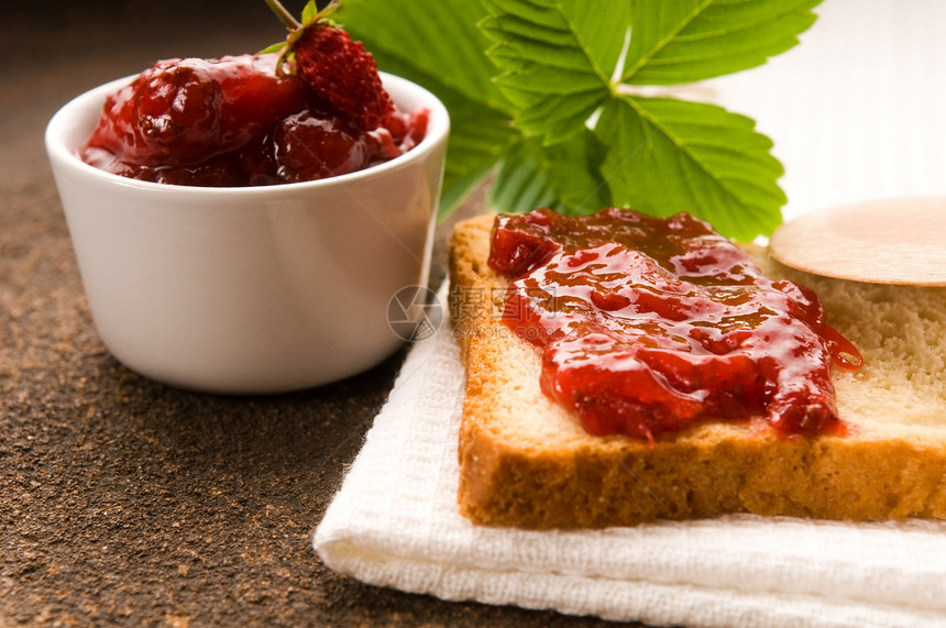 野草莓果酱加吐司小吃烹饪营养素面包覆盆子桌子食物水果饮食厨房图片