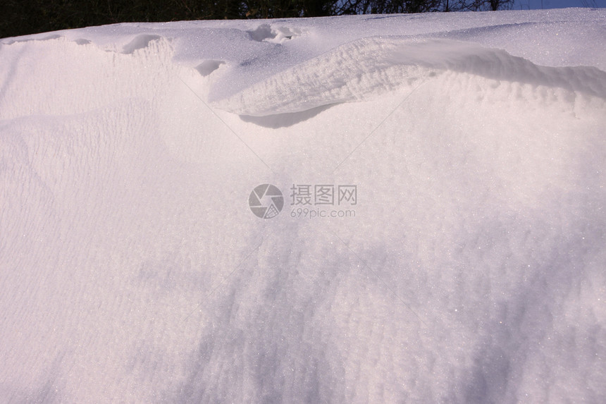 法国冬季阳光下雪雪的风景蓝天树木滑雪雪堆雪花白色图片