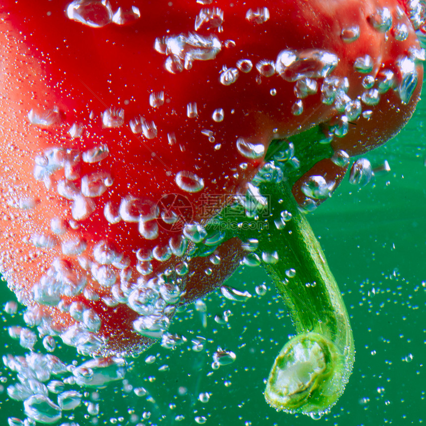 泡沫间隔的红胡椒图片