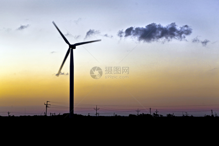 黎明时的风力发电机图片